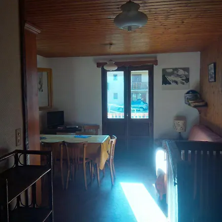 En Duplex Dans Un Typique Apartment
